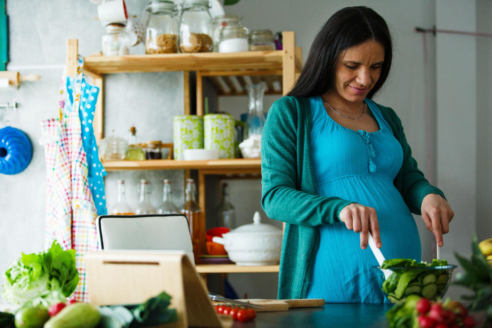 pregnancy woman cooking